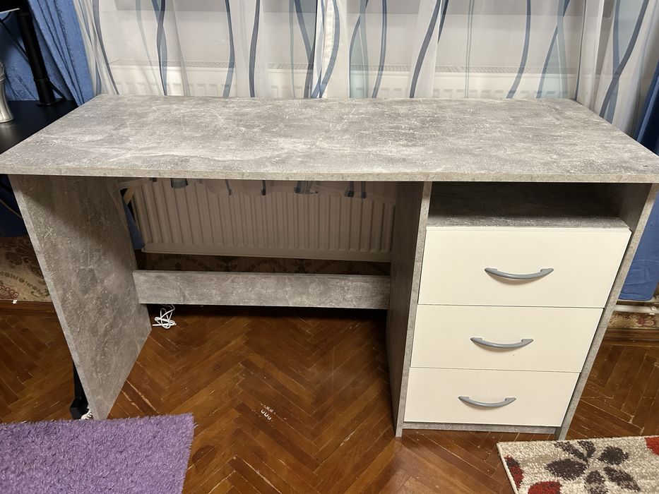 De vanzare Birou cu sertare