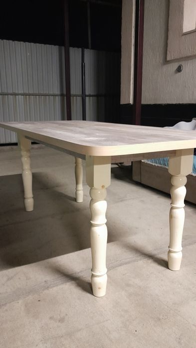 Кухонный стол, в идеальном состоянии 3 орындығымен