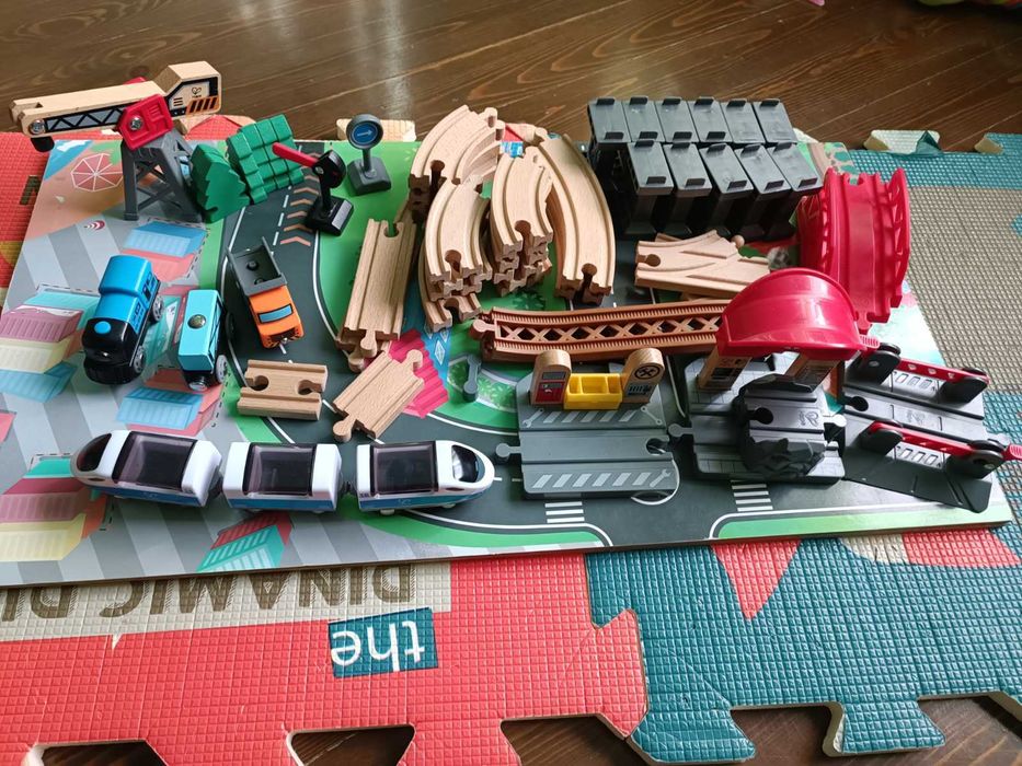 Hape - Дървена влакова композиция с маса