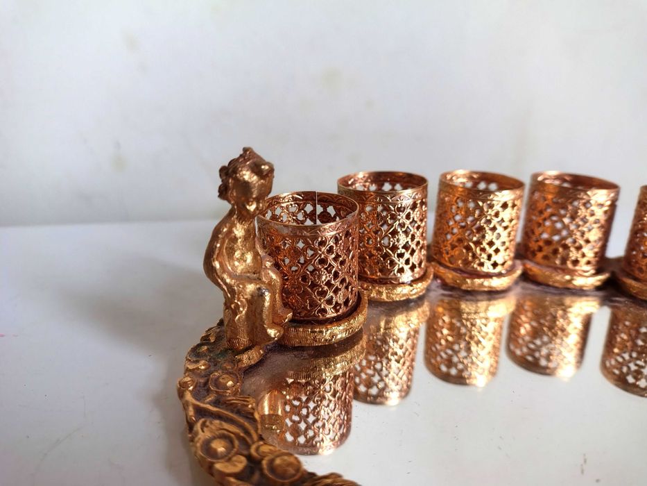 Прекрасна Позлатена Поставка За Червила