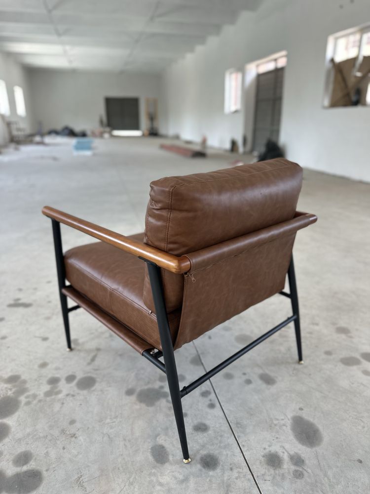 Кожено кресло в стил Mid-Century