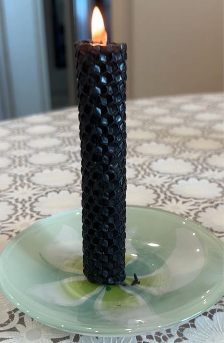 Зажгите програмные свечи из вощины (натурального пчелинного воска)