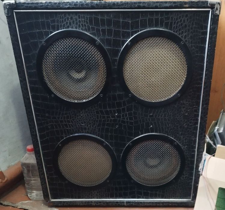 Большая колонка с 4 динамиками по 10 гд