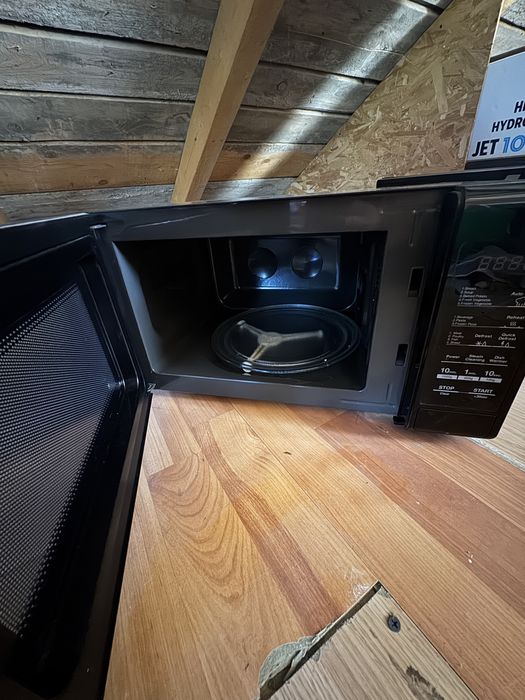 Vand 2 cuptoare cu microunde