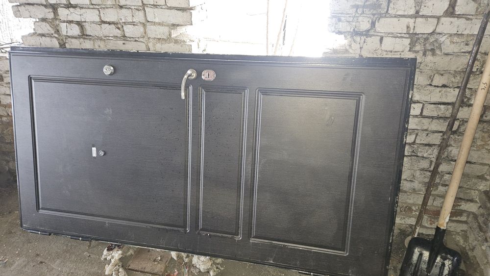 Продам входные двери, металические.