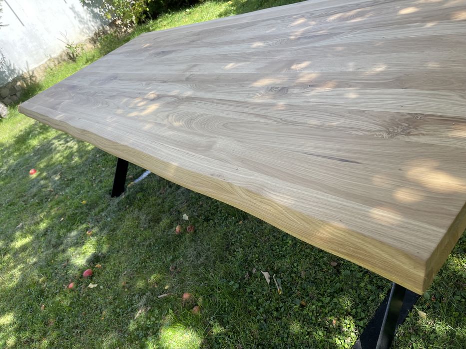 Маса от доб масив с естествен ръб