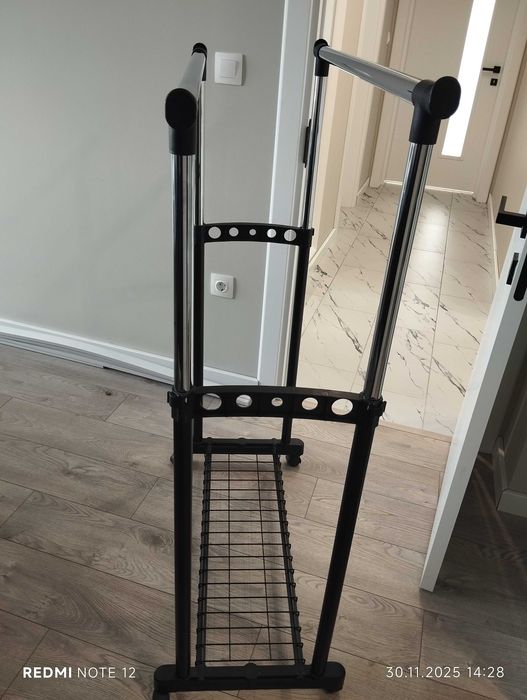 Щендер/стойка за дрехи Юск