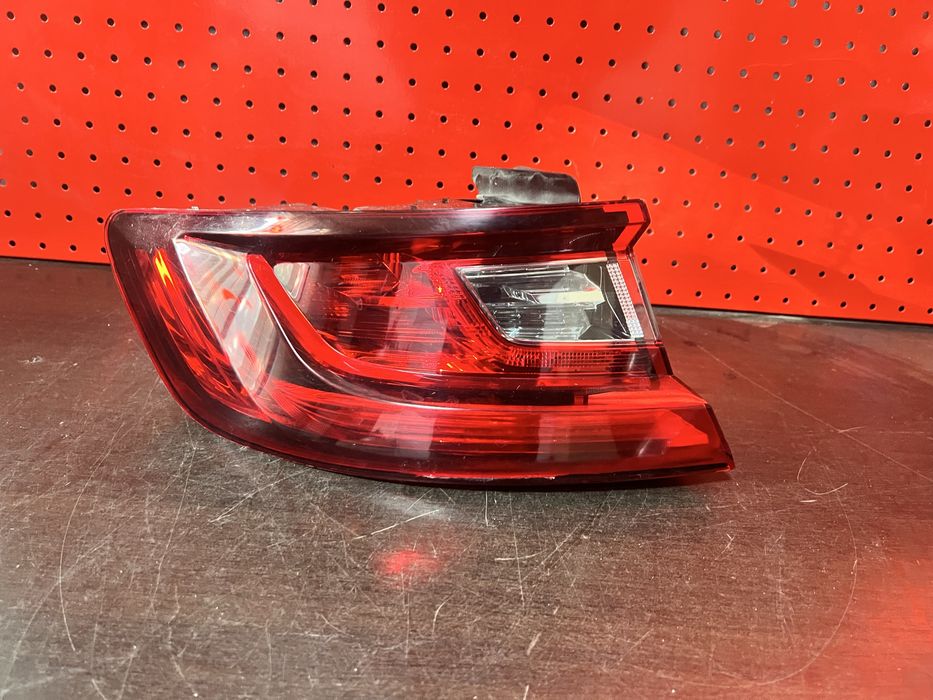 Stop stanga pe aripa bec si led Renault Megane 4 hatchback cu DEFECT