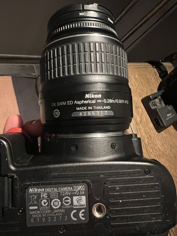Nikon D3000, идва с чантичка и зарядно
