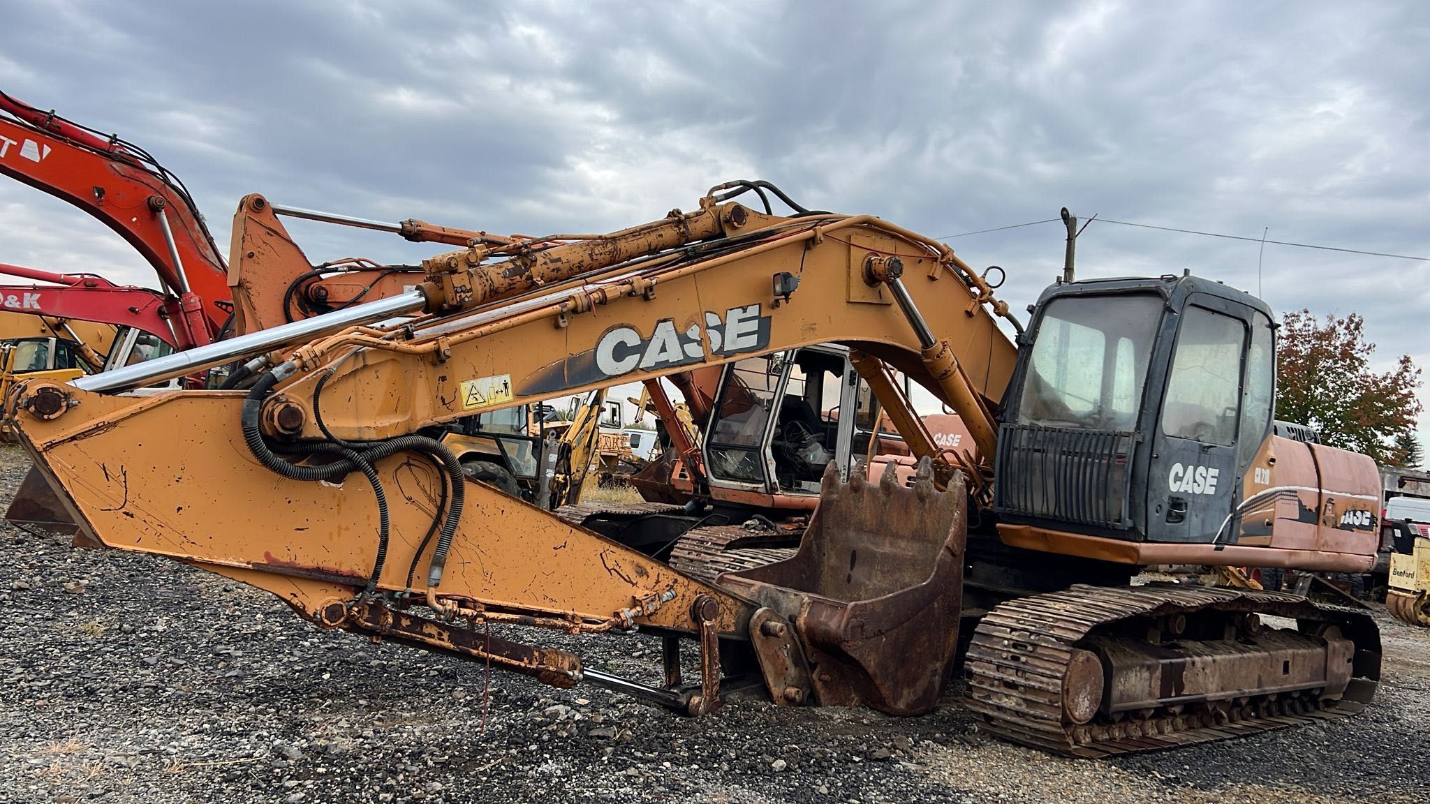 Dezmembrez Excavator pe senila  Case Cx210