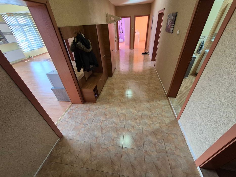 Многостаен етаж от къща, 160кв, полу-обзаведен, двор и паркомясто