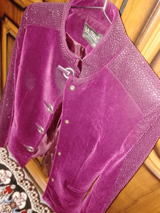 Женский кастумча бардовое