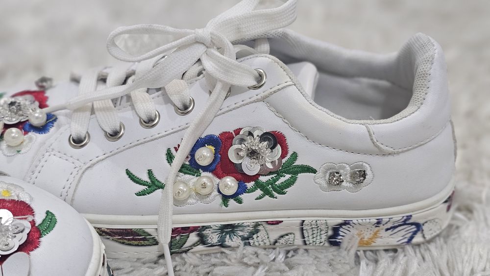 Pantofi albi cu detalii decorative