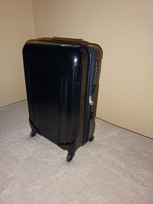 Продавам чисто нов комплект куфари