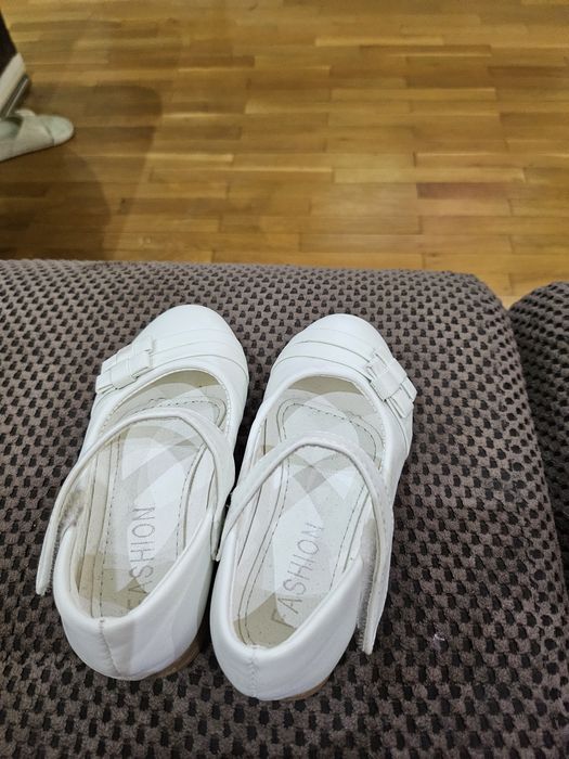 Детски бели обувки 27номер.