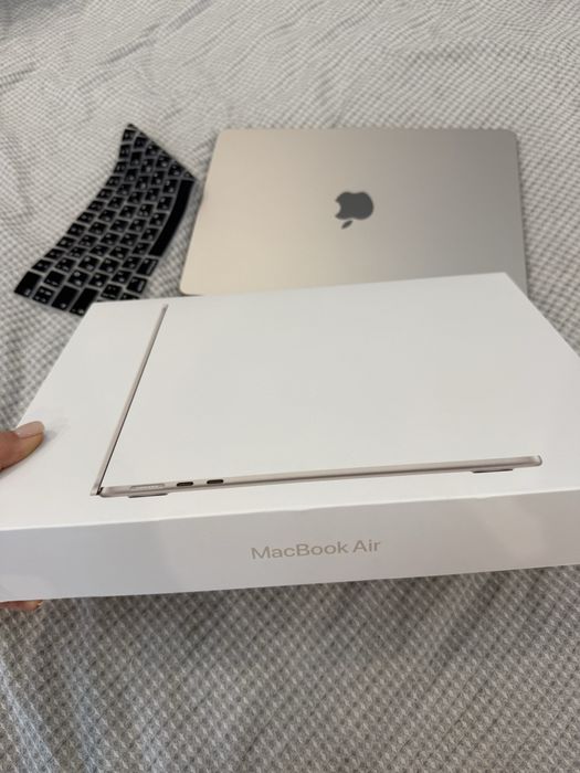 Ноутбук Apple MacBook Air 13, 2022год, 13.6" / 8 Гб / SSD 256 Гб