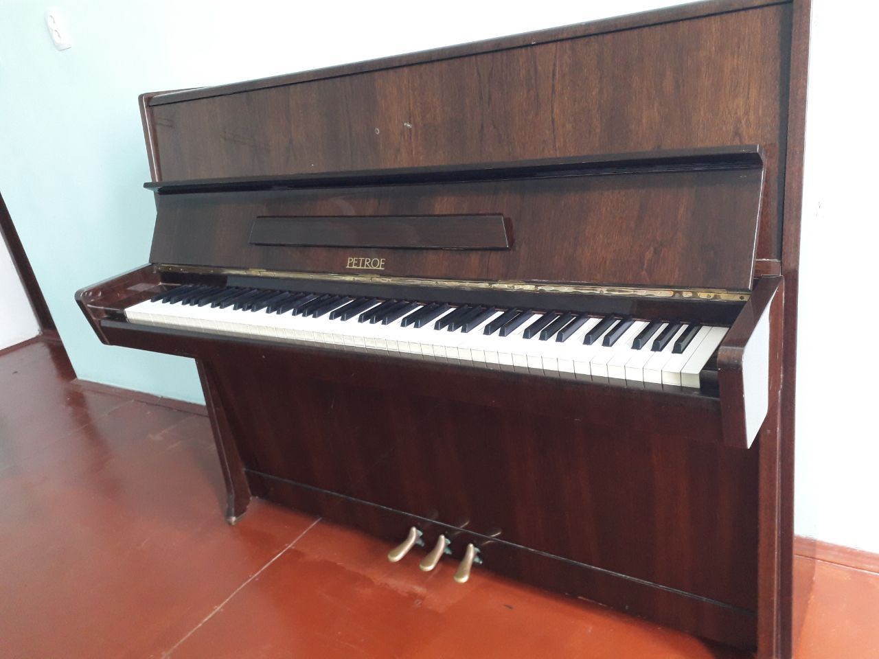 PETROF pianino sotiladi