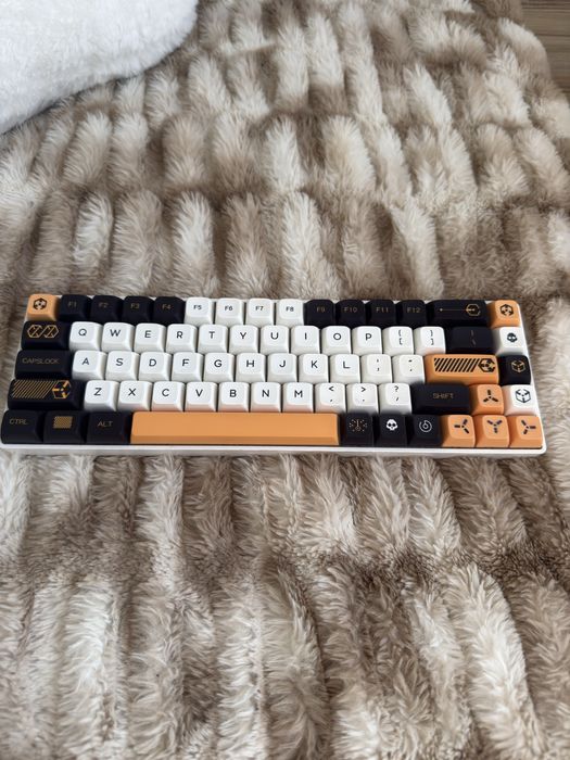 Механична клавиетура Tester68 с Gatheron Yellow суйтчове