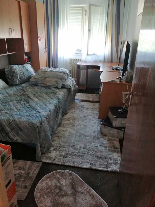 Vând apartament 3 camere in Cugir