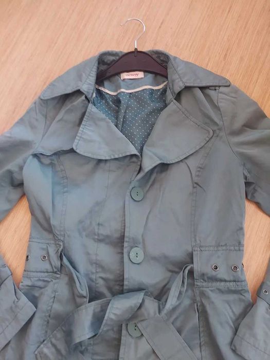 Нов тренчкот, размер С, уникален цвят