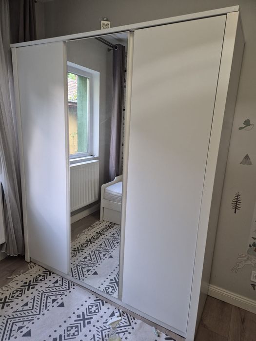 Vând dulap cu oglindă .