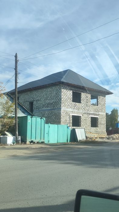 Продается недостроенный двухэтажный дом в центре