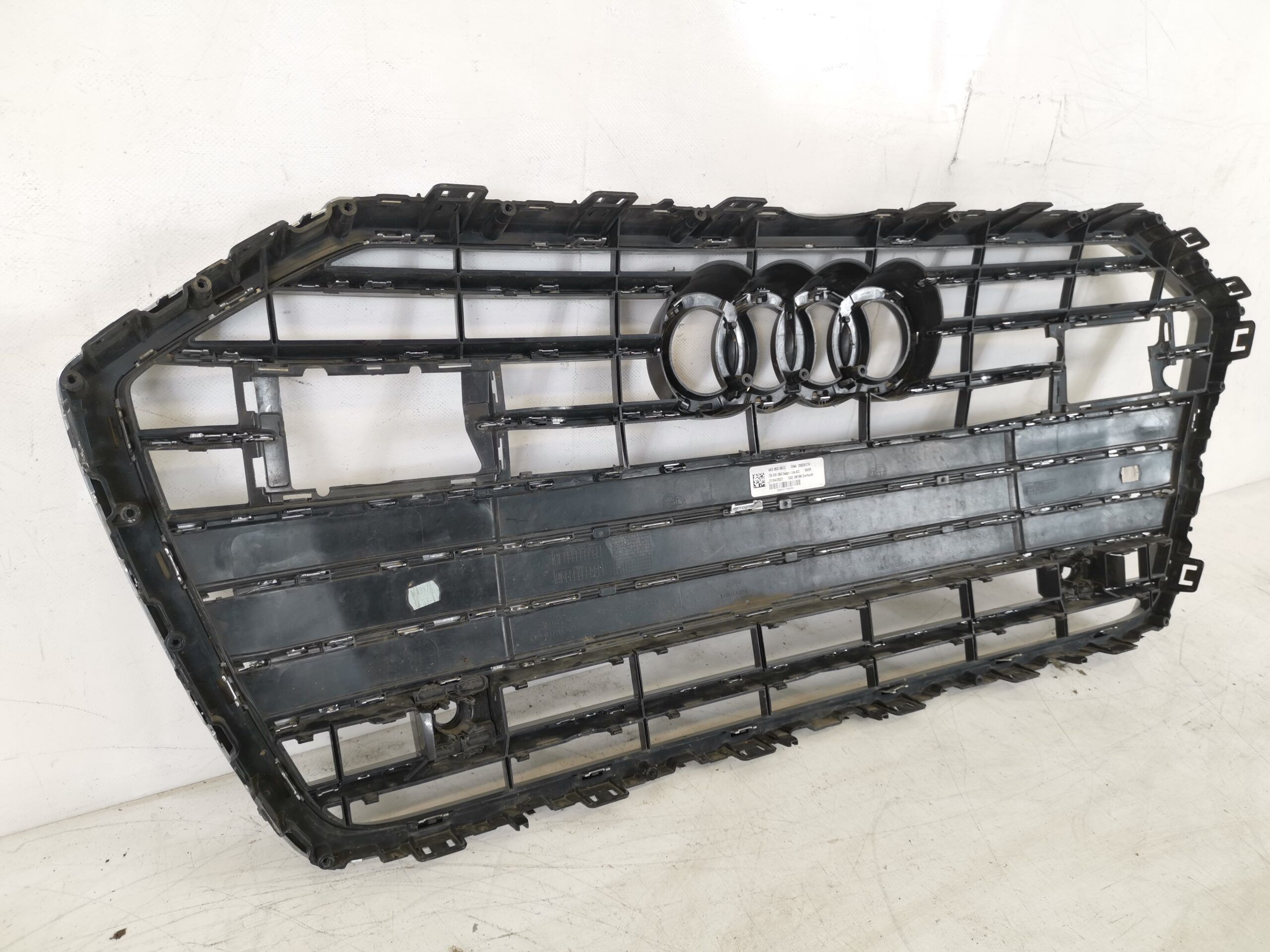 Централна решетка Ауди А6 С8 / Audi A6 C8 Оригинална и в добро състоян