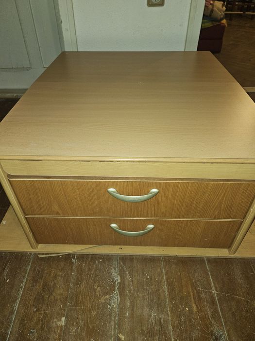 Продавам шкаф с чекмеджета и разгъващ се плот (подходящ за карав