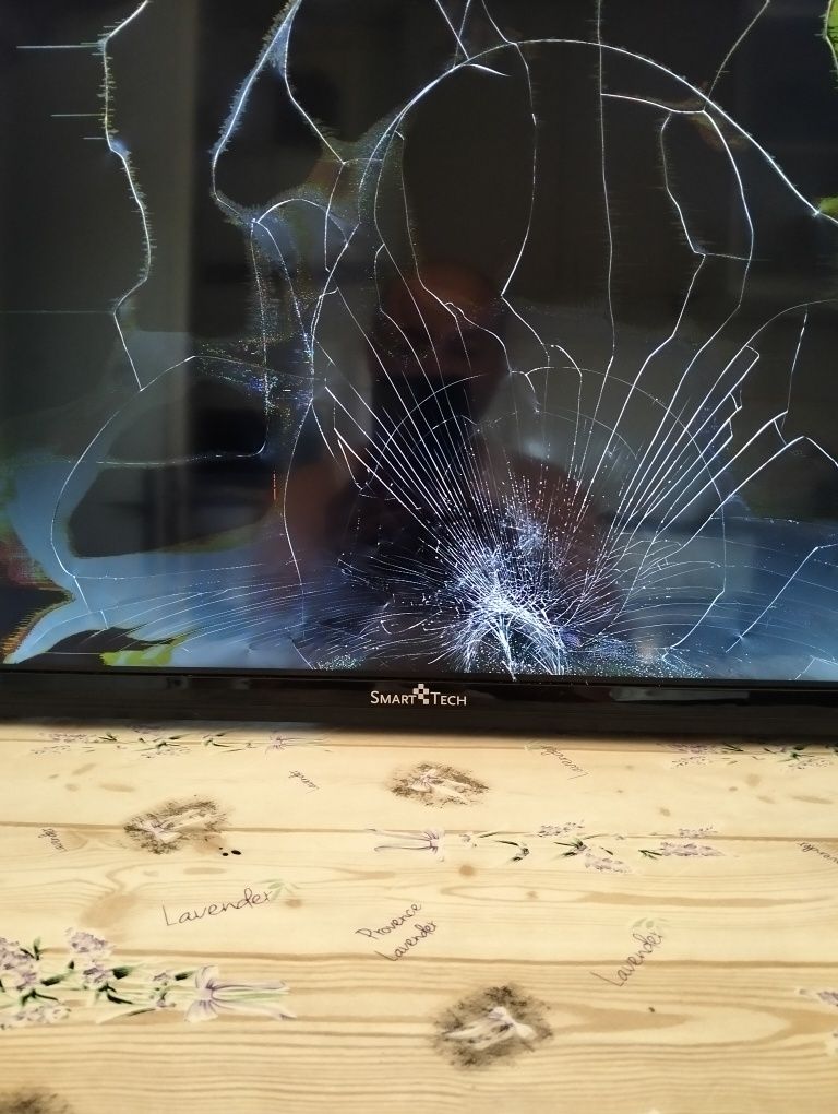 Vând tv Smart tech