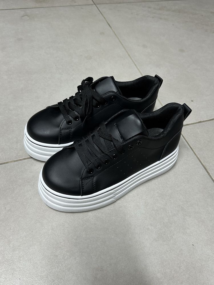 Чисто нови черни обувки с висока платформа