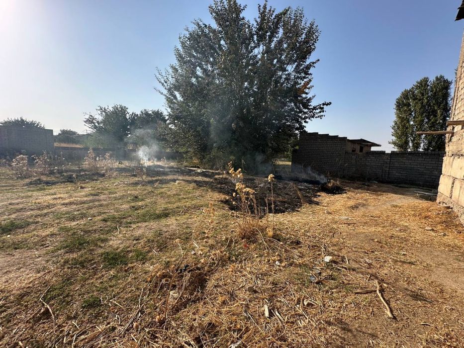 Yer sotilaladi, M 39 yo’l yaqinida, 13,5 sotih, barcha hujjatlati bor.