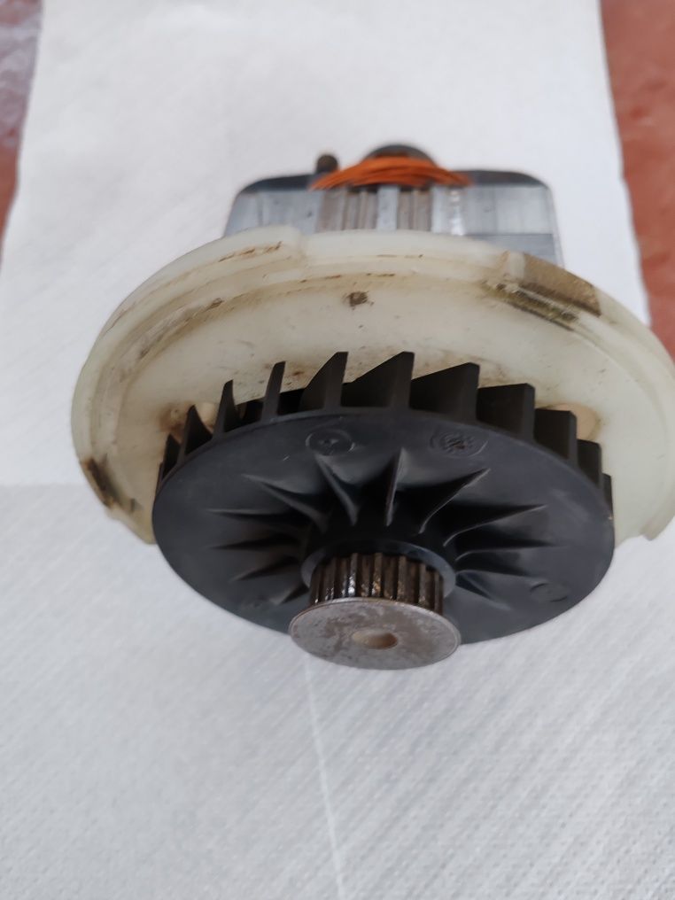 Motor pentru masina de tuns gazon(iarba) bosch rotak 32 ;arm 32