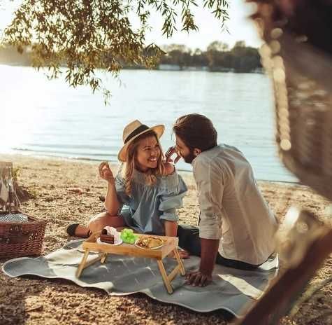 Бамбукова масичка тип поднос за сервиване на закуска в лего