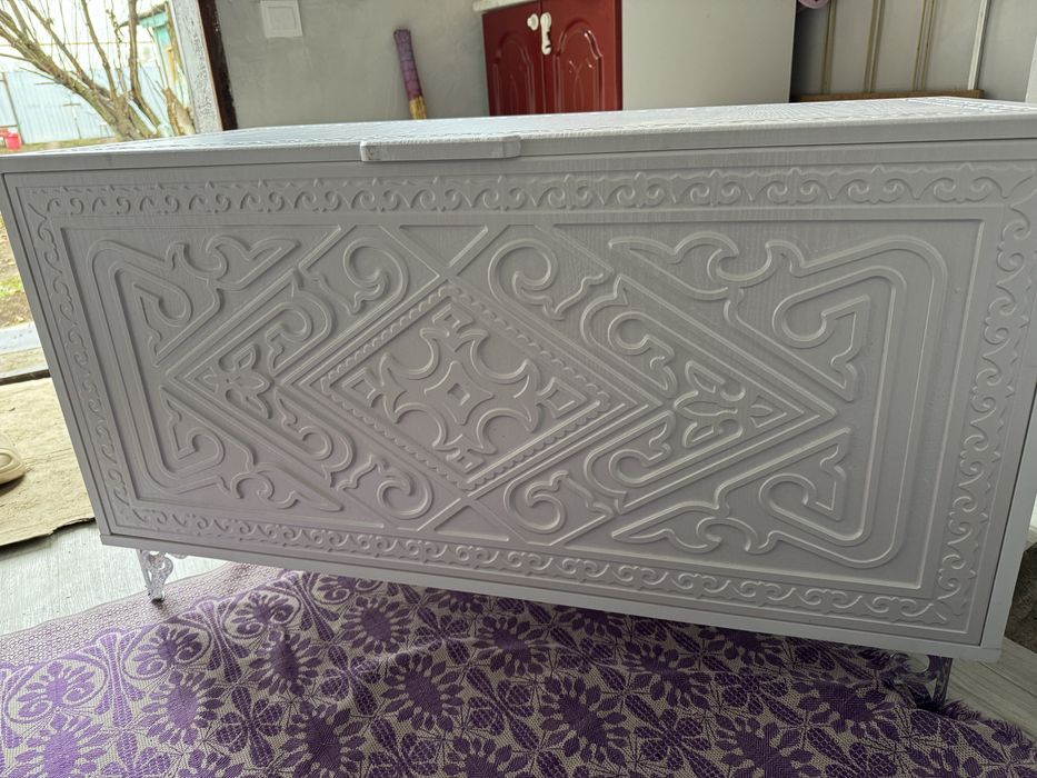 сундук белый с орнаментом