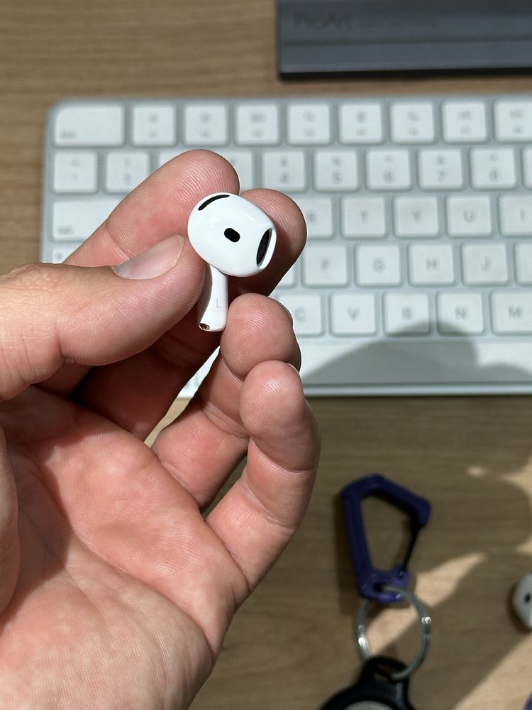 Продаю AirPods 4 AirTag