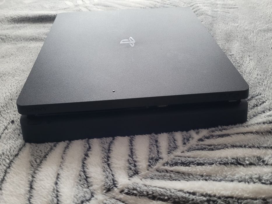 Vând ps4 slim 2 manete,stație de încarcare,9 jocuri
