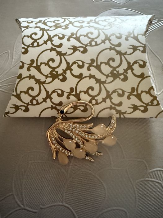 Брошка лебед с камъни