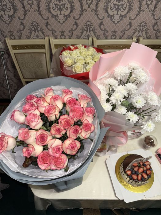 Цветы 25 роза + в подарок белые цветы