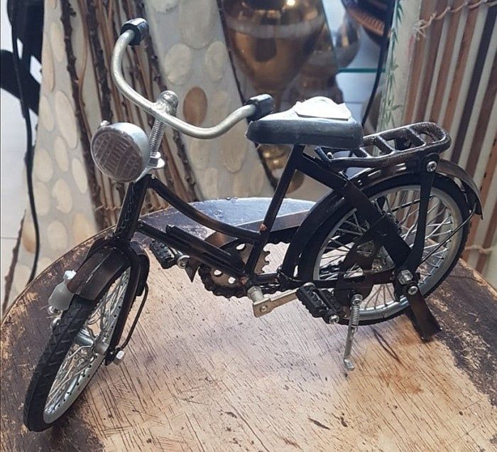 Bicicleta decorativa în miniatura confectionata in detaliu din metal