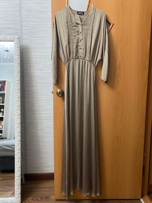 Продам красивое платье,размер S,оливкового цвета,длина в пол,