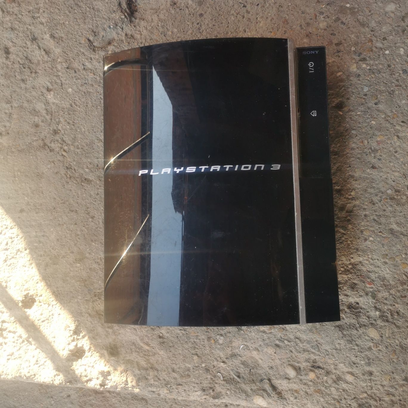 Vând PlayStation 3 se prezintă foarte bine are doar un joc instalat