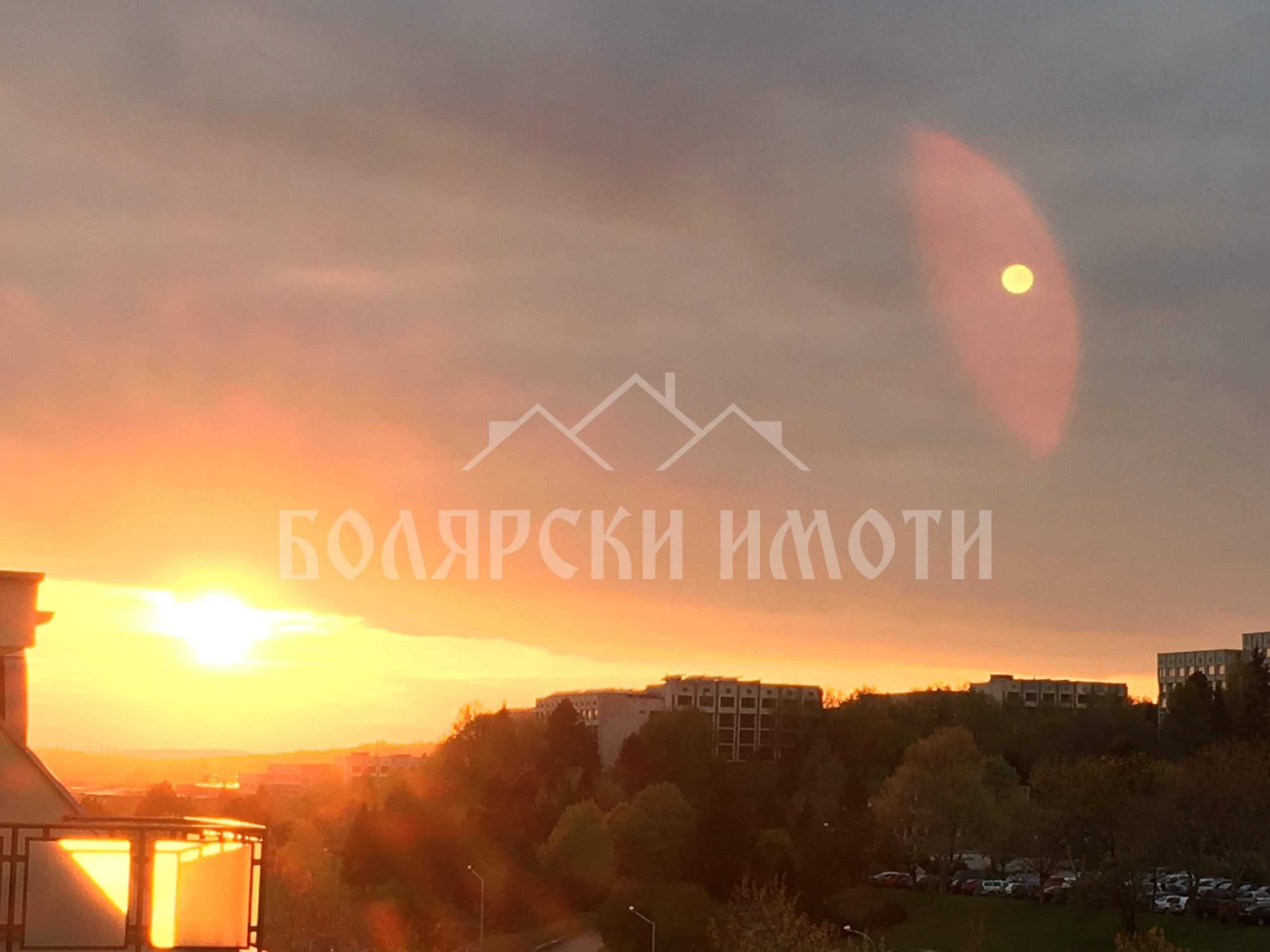 Стилен панорамен апартамент с три спални в ж.к. Колю Фичето