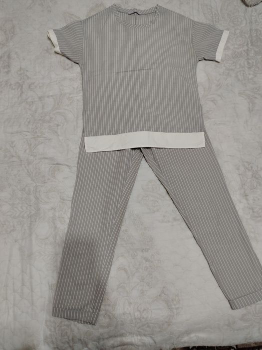 Продаю женский костюм на худенькую