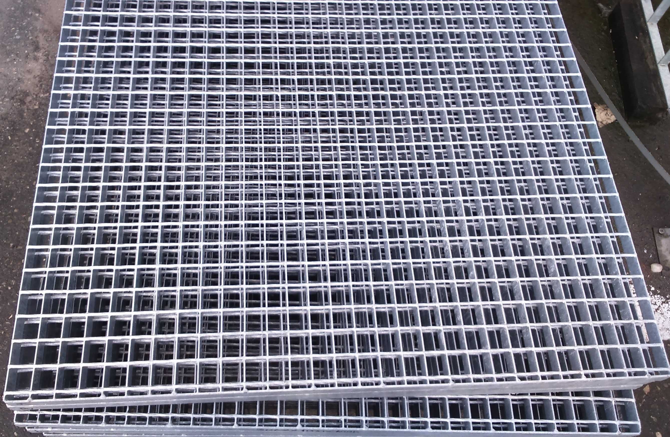 Gratare zincate / rigole / platforme metalice + trepte zincate / scari