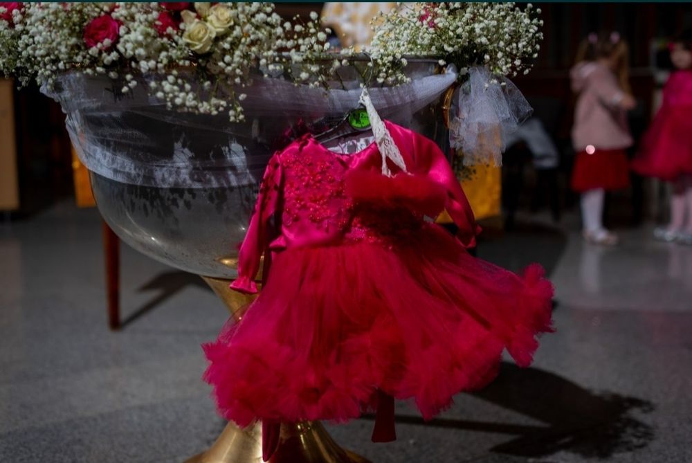 Rochiță fucsia din dantela cu tull, pentru botez