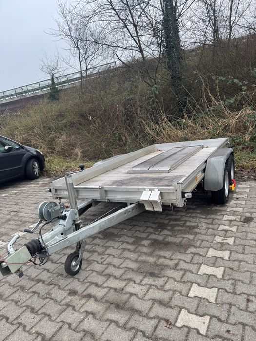 Vând Kia Sorento 2.5 si un trailer auto