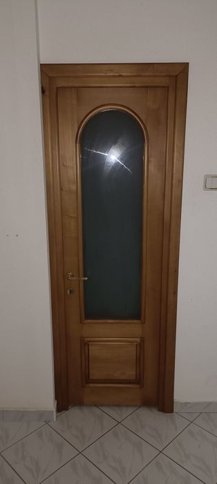 Ușa de interior din lemn cu toc