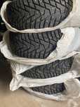 Продам комплект зимней шипованной резины. Hankook 265/65/r17