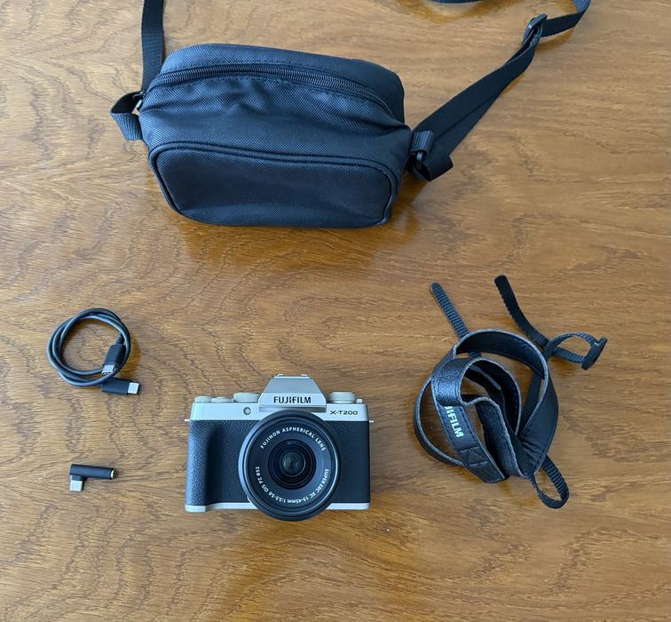 Fujifilm X-T200 cu obiectiv XC 15-45mm , nou