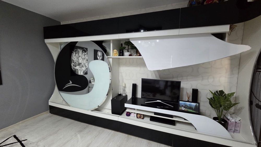 Comoda moderna de sufragerie cu usa glisanta rotativa